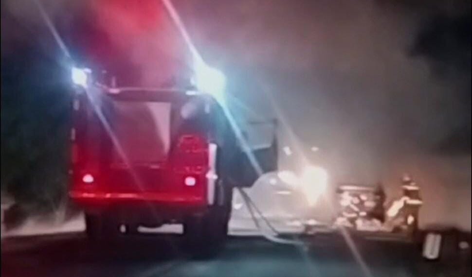 Veículo é destruído por incêndio na BR-364 próximo a Sena Madureira