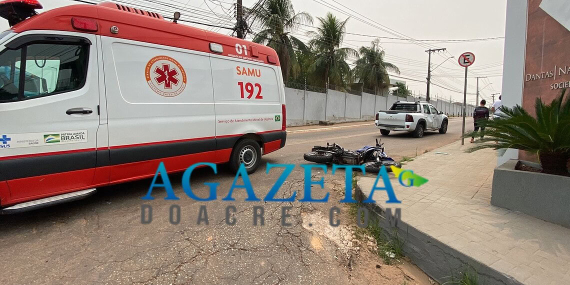 Colisão entre carro e moto em cruzamento deixa homem ferido