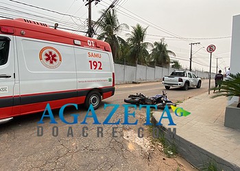 Colisão entre carro e moto em cruzamento deixa homem ferido