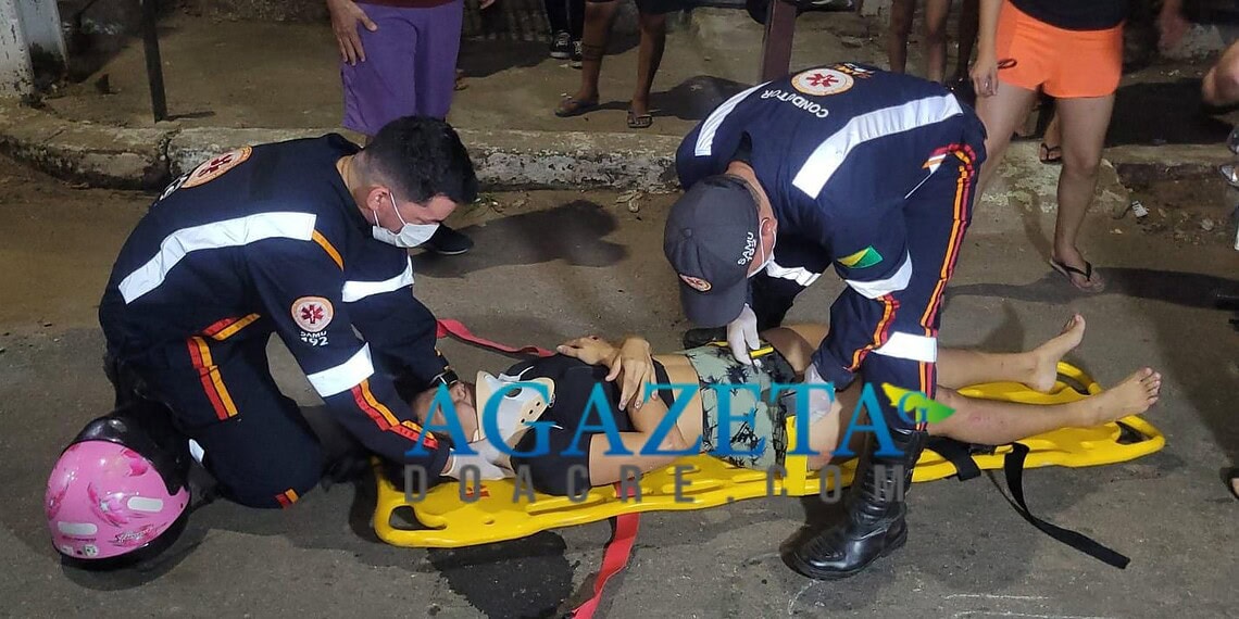 Motorista em alta velocidade colide com motociclista após realizar conversão proibida