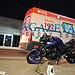 Motociclista perde controle após ser fechado por carro e colide contra muro em Rio Branco