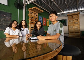 Jovens estudantes que foram selecionados pelo programa Somos Futuro. Foto: cedida