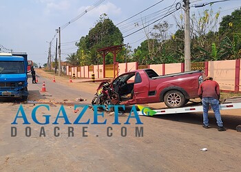 Homem fica preso às ferragens após colisão entre carro e caçamba, em Rio Branco