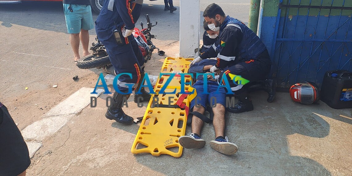 Após manobra má-sucedida, motociclista perde o controle e colide contra poste