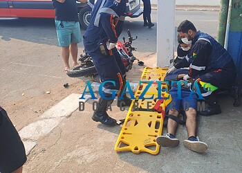Após manobra má-sucedida, motociclista perde o controle e colide contra poste