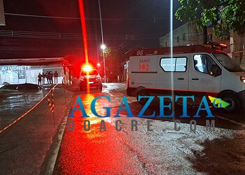 Jovem de 18 anos furta ambulância do Samu e colide em árvore durante fuga em bairro de Rio Branco
