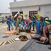 Três pessoas caem dentro de tanque de combustível em Cruzeiro do Sul; não houve vítimas fatais, segundo Corpo de Bombeiros