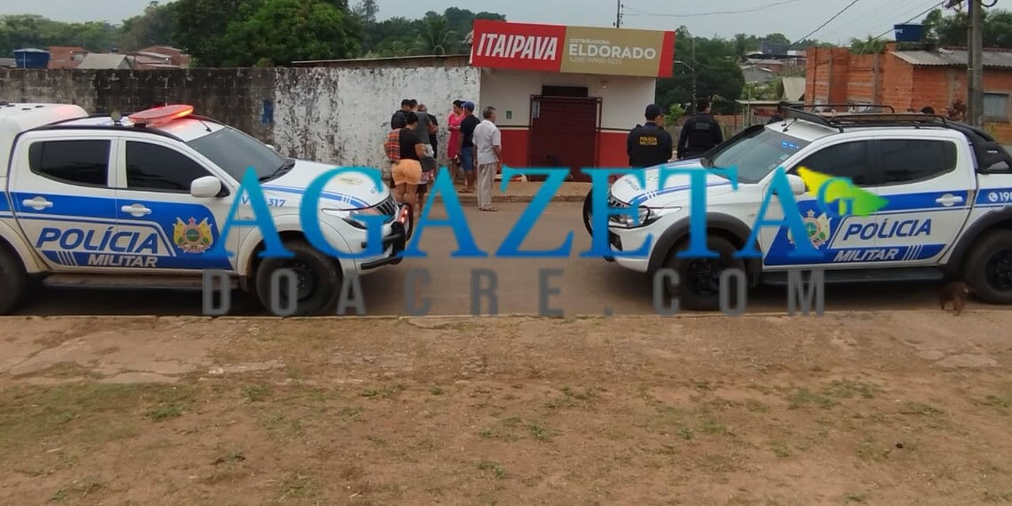 Homem é encontrado morto com braço preso em grade de distribuidora