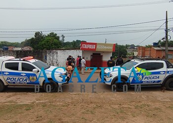 Homem é encontrado morto com braço preso em grade de distribuidora