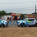 Homem é encontrado morto com braço preso em grade de distribuidora