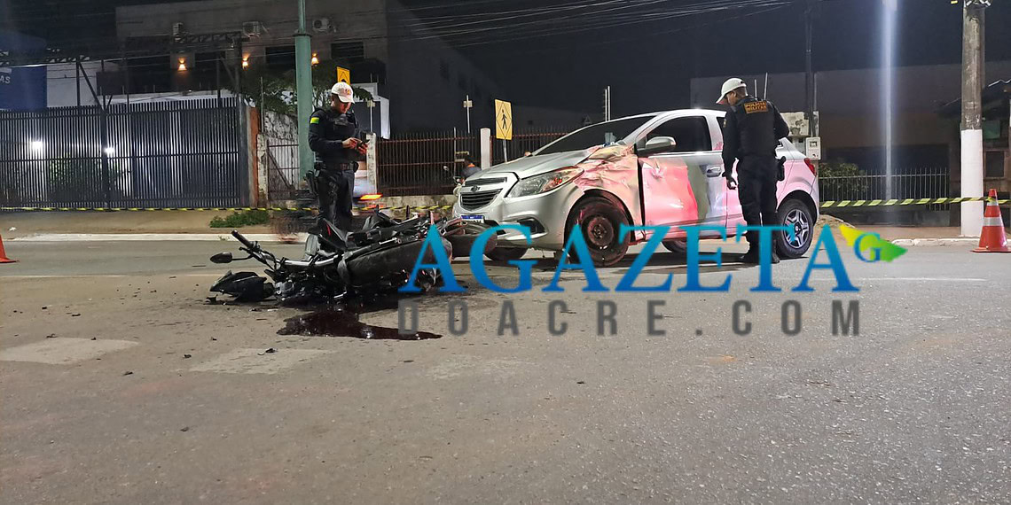 Motociclista em alta velocidade colide contra carro e vai parar no Pronto-Socorro