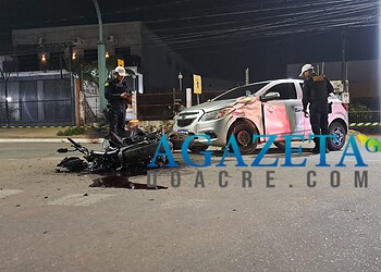 Motociclista em alta velocidade colide contra carro e vai parar no Pronto-Socorro