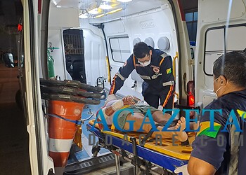 Motorista em alta velocidade invade avenida, colide com motociclista e foge sem prestar socorro