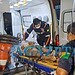 Motorista em alta velocidade invade avenida, colide com motociclista e foge sem prestar socorro