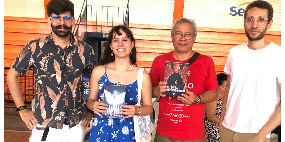 À esquerda, Iago apresentando o seu livro no circuito literário em Goiânia. Foto: cedida