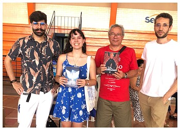 À esquerda, Iago apresentando o seu livro no circuito literário em Goiânia. Foto: cedida