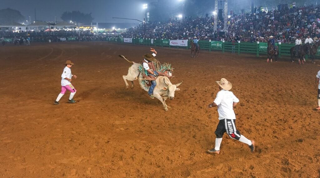Semifinal agita arena e define finalistas do rodeio na Expoacre. Foto: Marcos Santos/Secom