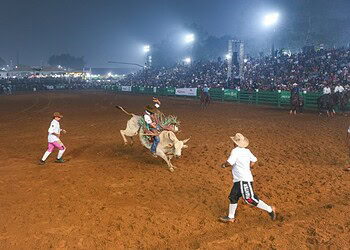 Semifinal agita arena e define finalistas do rodeio na Expoacre. Foto: Marcos Santos/Secom