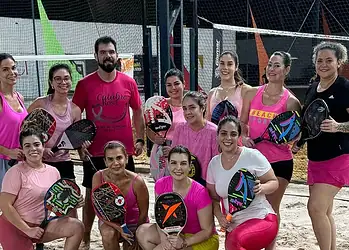 Amigas no esporte e na conscientização da importância do mês outubro rosa ladeando o secretário de saúde Pedro Pascoal
