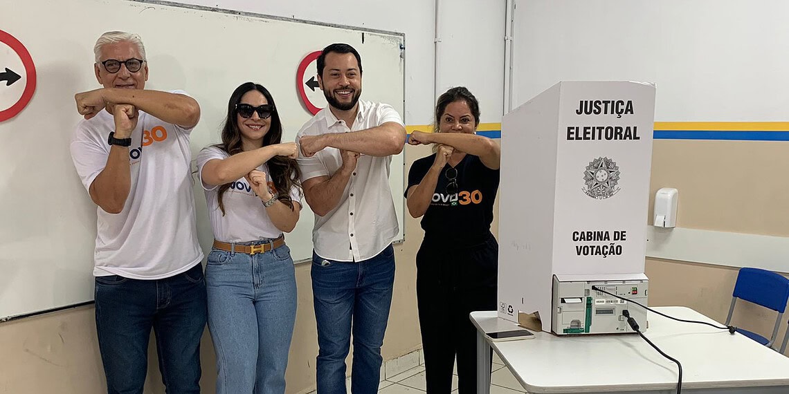 'Vamos dar um susto grande nos poderosos', diz Emerson Jarude que votou acompanhado dos pais e da namorada Ana Paula