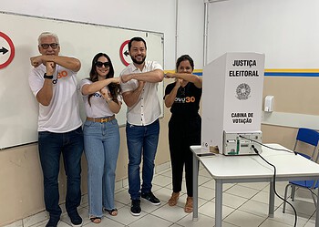 'Vamos dar um susto grande nos poderosos', diz Emerson Jarude que votou acompanhado dos pais e da namorada Ana Paula