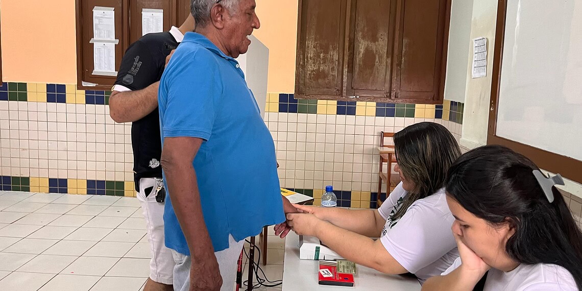 Manoel perdeu a visão total em 2013 e, apesar das limitações, ele não deixa de ir às urnas sempre que pode. (Foto: Iryá Rodrigues)
