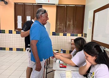 Manoel perdeu a visão total em 2013 e, apesar das limitações, ele não deixa de ir às urnas sempre que pode. (Foto: Iryá Rodrigues)