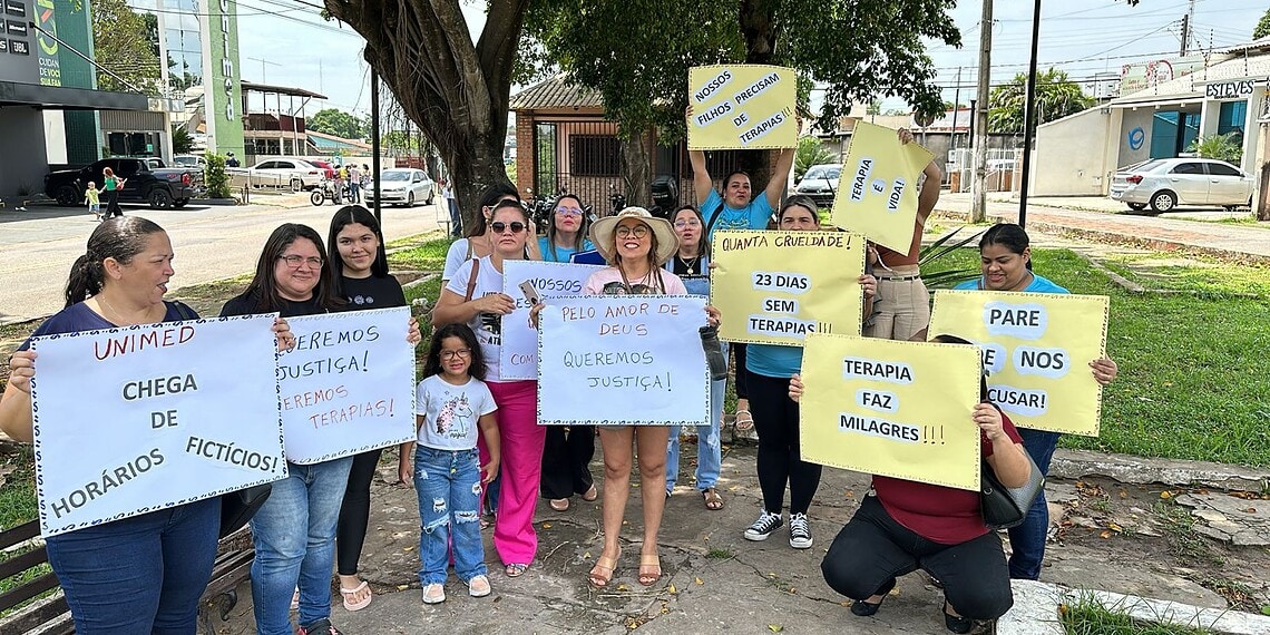 Mães protestam em frente à Unimed Rio Branco em busca de terapias para crianças atípicas