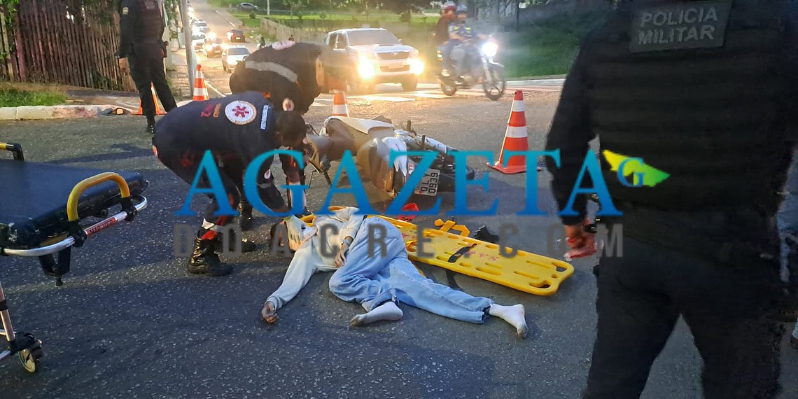 Motociclista é atropelado por carro e sofre fratura exposta na perna