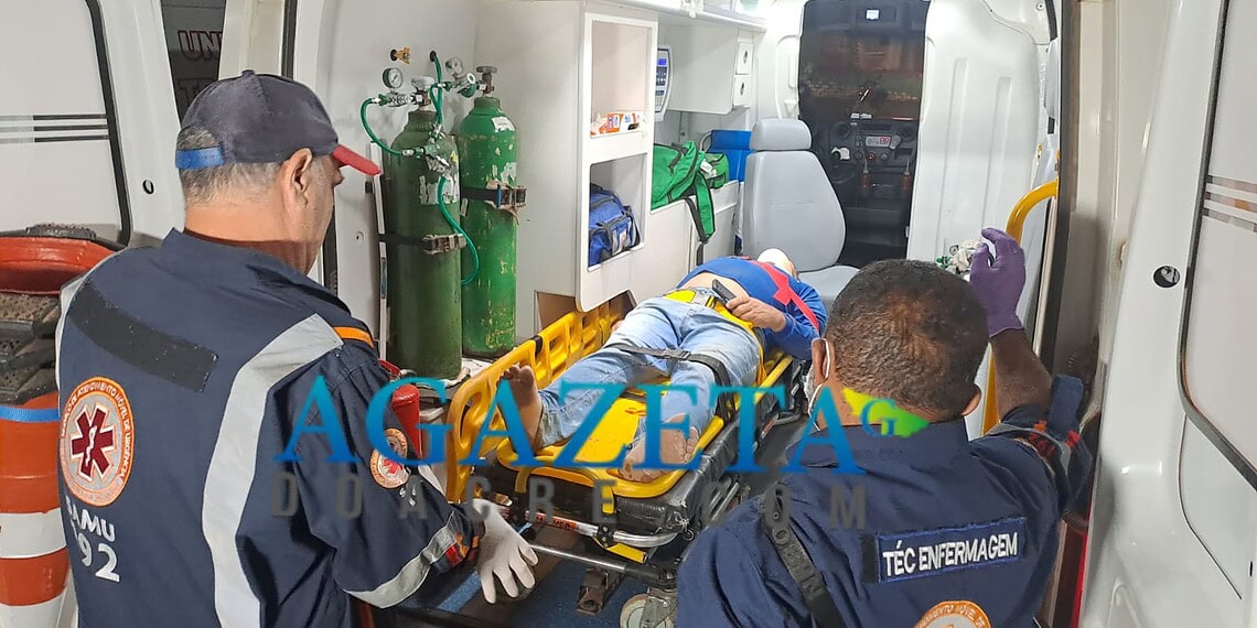 Homem perde controle de motocicleta e colide contra trator em Rio Branco