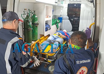 Homem perde controle de motocicleta e colide contra trator em Rio Branco