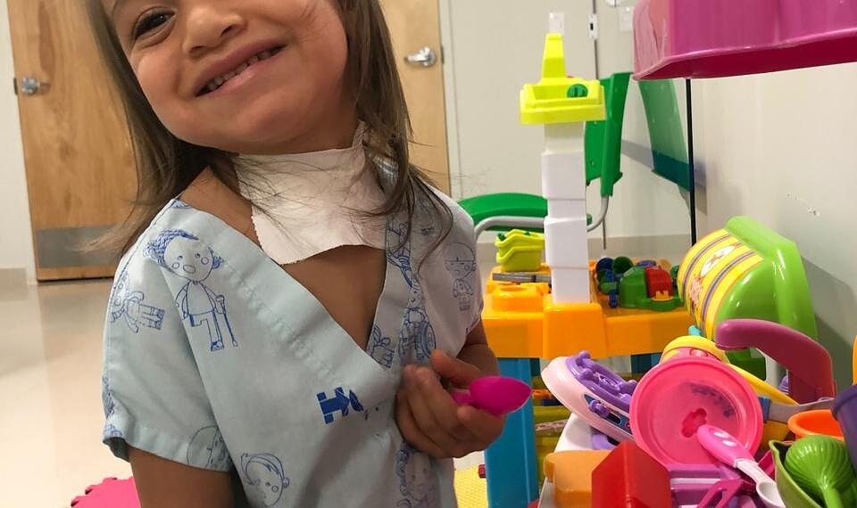 Família realiza rifa para ajudar no tratamento de reversão de traqueostomia de criança de 3 anos