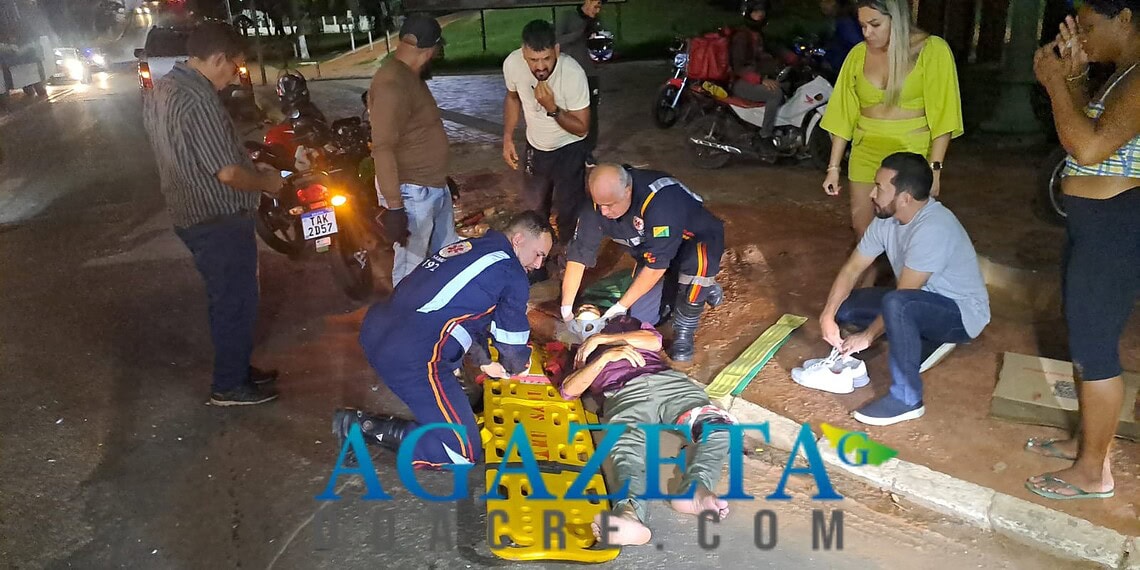 Ônibus invade contramão e atropela motociclista; vítima sofreu uma fratura exposta