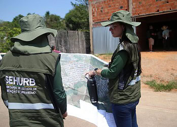 Equipes da Sehurb orientam o cadastro das famílias no aluguel social e inscrição no programa de moradia social. Foto: Dhárcules Pinheiro/Sejusp