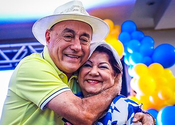 Ao lado de Nabiha, Bocalom e Alysson celebram apoio de profissionais da Educação em evento lotado