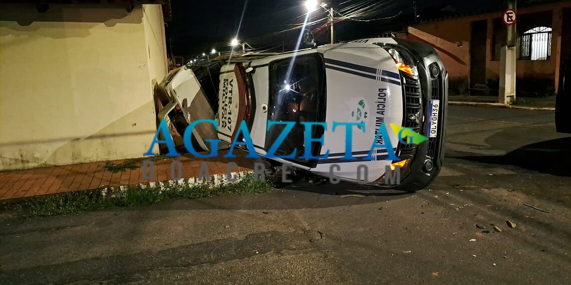 Viatura da Polícia Militar capota e deixa policiais e casal feridos em grave acidente em Rio Branco