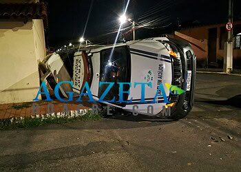 Viatura da Polícia Militar capota e deixa policiais e casal feridos em grave acidente em Rio Branco