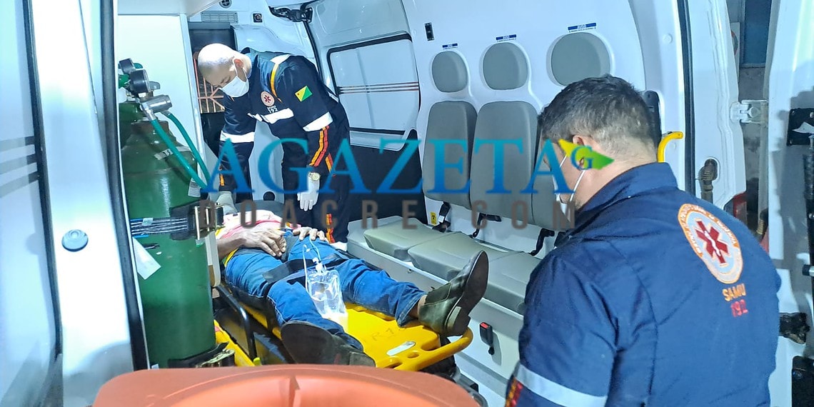 Homem perde o controle da caminhonete e capota veículo na AC-10