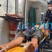 Homem sofre descarga elétrica ao verificar se havia fio solto em poste; quadro clínico é estável
