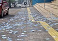 Ruas de Rio Branco amanhecem sujas de 'santinhos' de candidatos neste domingo
