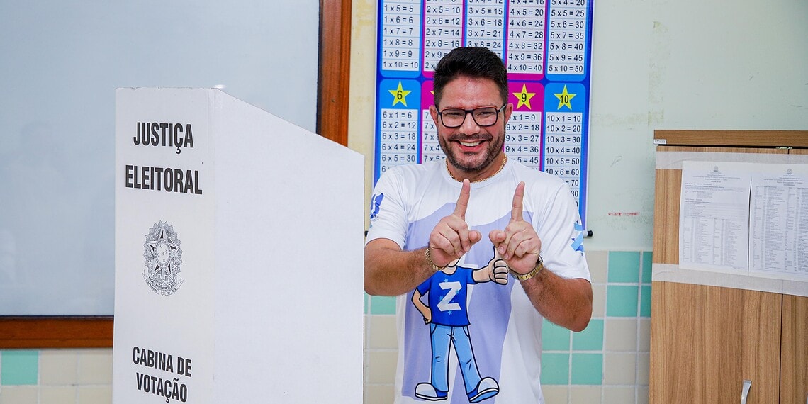 Gladson Cameli vota em Cruzeiro do Sul e destaca importância da democracia: 'exercendo o meu direito de cidadão'
