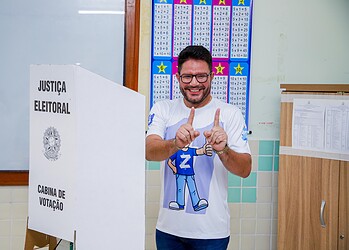 Gladson Cameli vota em Cruzeiro do Sul e destaca importância da democracia: 'exercendo o meu direito de cidadão'
