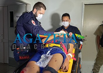 Caminhonete colide com moto e dois jovens de 16 e 19 anos ficam com fraturas graves