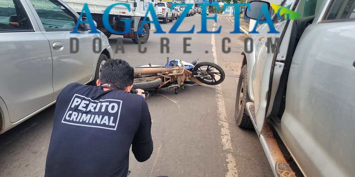 Motociclista de 72 anos é atingido por porta de caminhonete e é arremessado contra outro carro