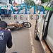 Motociclista de 72 anos é atingido por porta de caminhonete e é arremessado contra outro carro