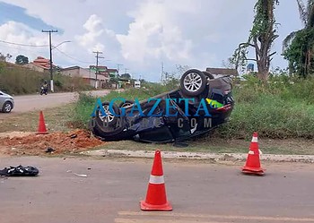 Carro fica com as quatro rodas para cima em acidente no interior do Acre