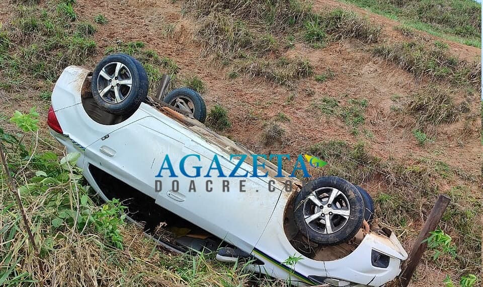 Taxista capota carro ao evitar colisão frontal com caminhão na BR-364