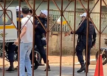 Blitz do BPTRANS na Sobral termina com tio e sobrinho detidos por desacato e desobediência em Rio Branco