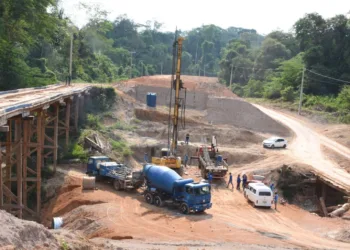 Construção da nova ponte em Porto Acre começa com perfuração para inserir estacas. Foto: Eudes Goes/Deracre