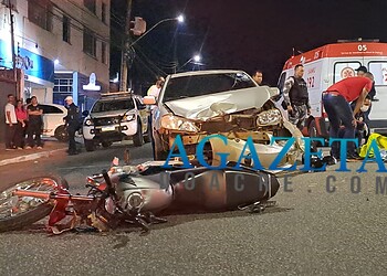 Suspeitos de assalto fogem da polícia, invadem contramão e colidem contra veículo